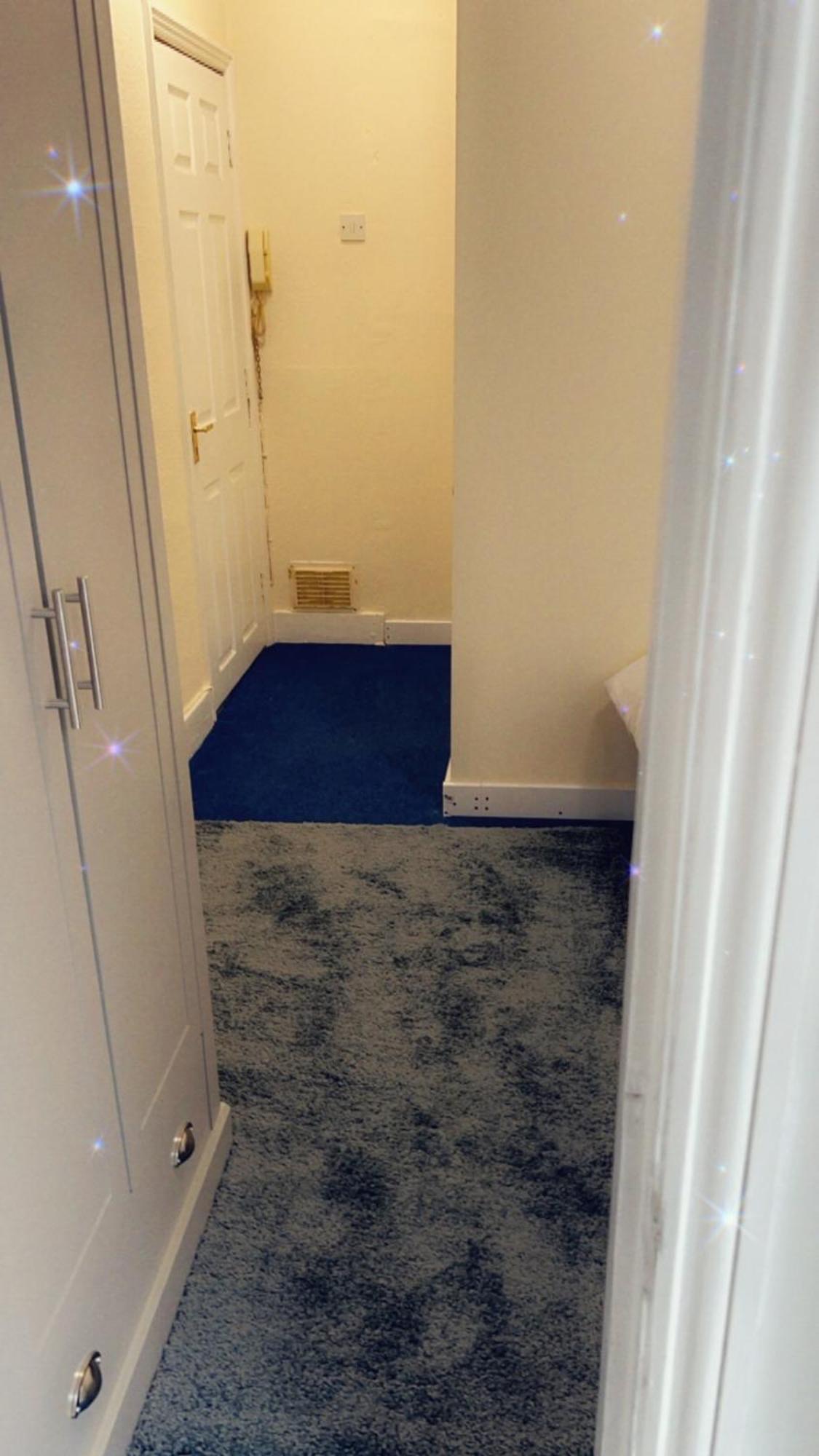 Stay With Chris Woking Bagian luar foto