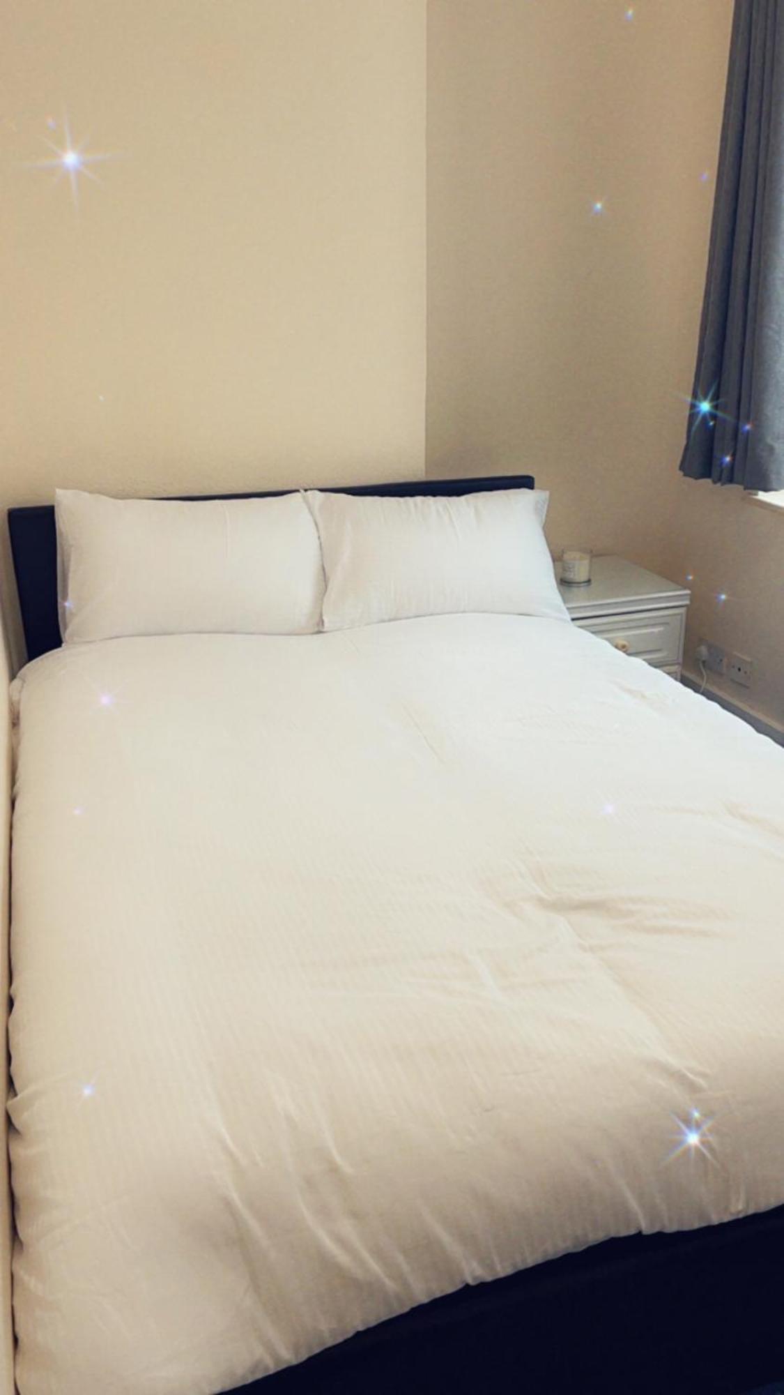 Stay With Chris Woking Bagian luar foto