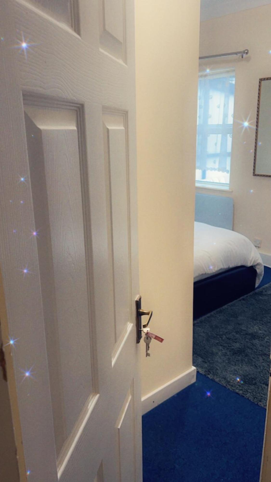 Stay With Chris Woking Bagian luar foto
