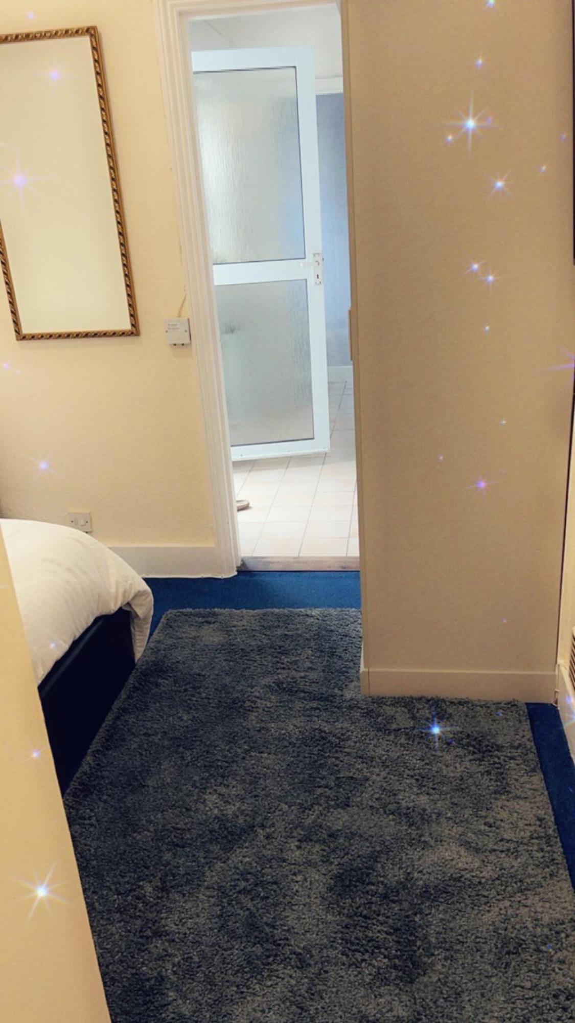 Stay With Chris Woking Bagian luar foto